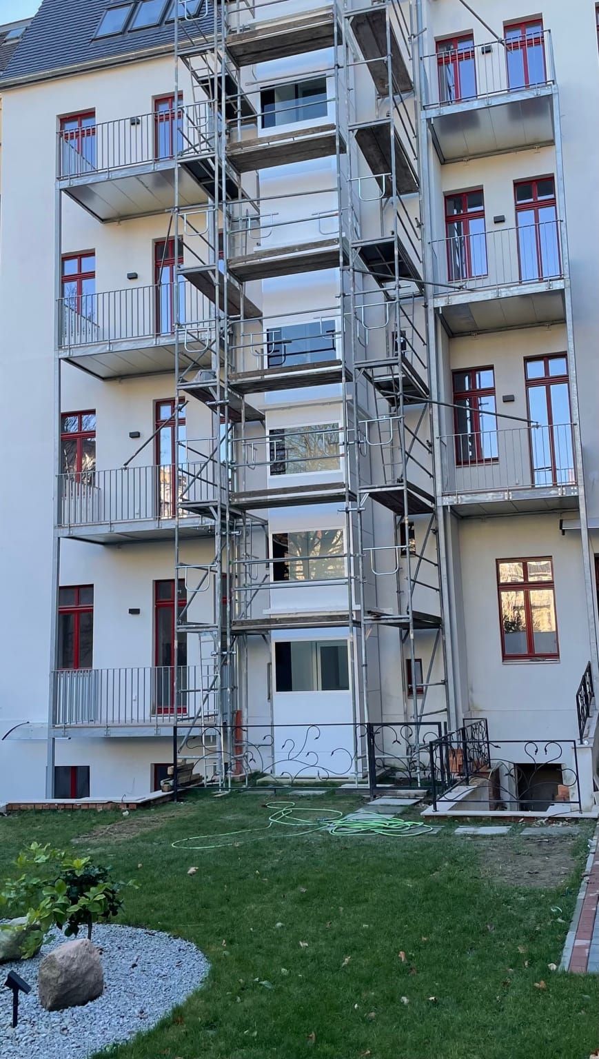 Lift im Innenhof der Ferienwohnungen LK38 in Görlitz während der Fertigstellung